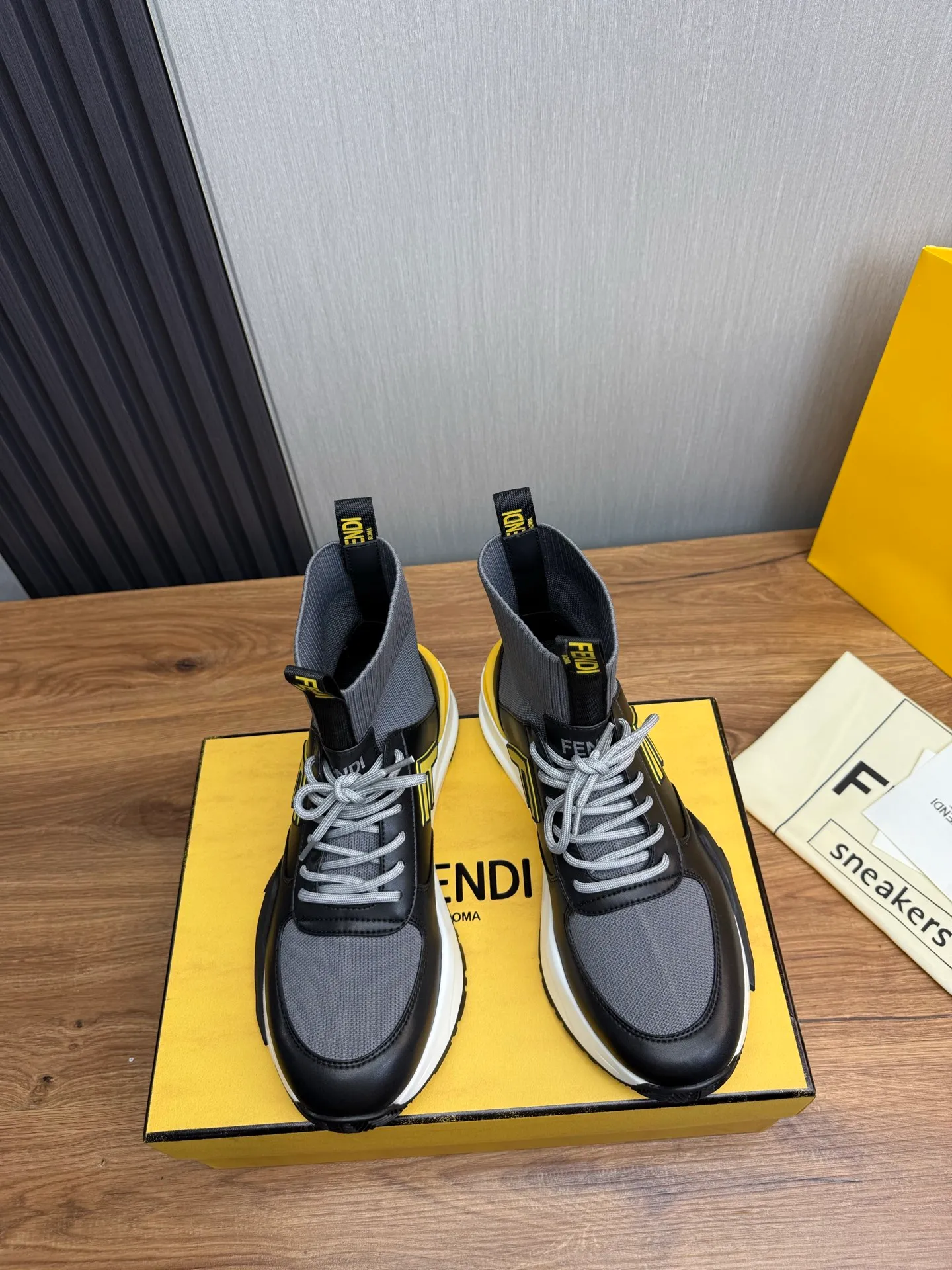 Men's men's shoes 💰560💰 Fendi [Fendi] hot style is on the market 🔥Fashionable casual men's shoes 🔱 Made of original brand fly knit fabric. Original cowhide + breathable mesh lining + sheepskin feet. Perfect shape and top quality, you deserve it 🔜Original rubber outsole, ultra-light, non-slip and wear-resistant 👣 Standard size 38-44